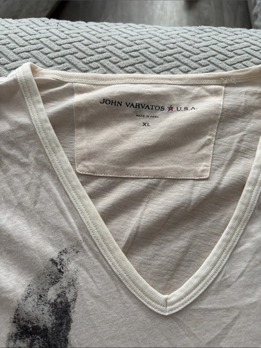 John  Varvatos size xl Men's White Graphic Skull V-Neck Tee